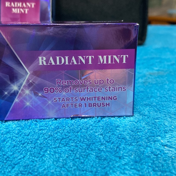 Crest 3D White - Radiant Mint flavor - Picture 3 of 3